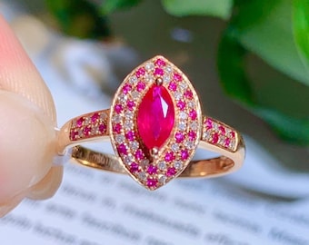 Handgjord ring i 18k roséguld med marquise-rubin: Förlovningsring med dubbel halo-diamant