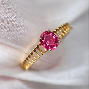 Natural vivid pink tourmaline Ring/18k solid gold oval tourmaline ring/minimalist tourmaline ring/pink tourmaline engagement ring
