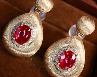 Örhängen i 18k guld med rubiner, handborstade ädelstensdroppar i vintagestil