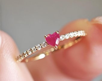 Anillo de oro de 14k con forma de corazón y rubí: Anillo minimalista natural