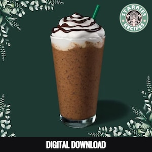 Puede incluir: Un vaso alto de una bebida de café mezclada con crema batida y salsa de chocolate, y una pajita verde. La bebida es de color marrón claro y está cubierta con un remolino de crema batida blanca y chocolate negro. La imagen incluye el texto "Starbies Recipes" y "Digital Download".