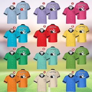 Può includere: Una collezione di camicie da bowling in vari colori, tra cui azzurro, viola, rosa, verde acqua, rosso, giallo, verde, arancione, beige e blu. Ogni camicia presenta un colletto, una tasca e bordi delle maniche neri, con un disegno di bowling sul retro e la scritta "TEAM NAME".