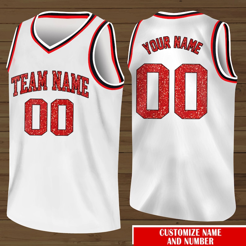 Puede incluir: Camiseta de baloncesto blanca con letras de purpurina roja. La parte delantera de la camiseta dice "TEAM NAME 00" y la parte trasera dice "YOUR NAME 00".
