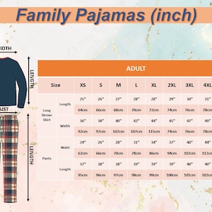 Puede incluir: Tabla de tallas para pijamas familiares para adultos. La tabla incluye medidas de largo, ancho y cintura en pulgadas y cent&iacute;metros. Los pijamas son de color azul marino con un estampado de cuadros rojos y blancos.