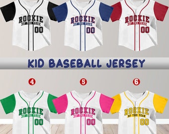 Puede incluir: Seis camisetas de béisbol blancas con mangas de diferentes colores. Las camisetas tienen el texto "Rookie of the Year 00" impreso en la parte delantera.