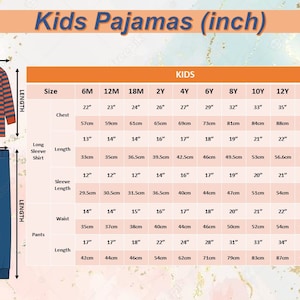 Puede incluir: Ilustraci&oacute;n de pijamas para ni&ntilde;os con medidas en pulgadas y cent&iacute;metros. La imagen muestra una camiseta de manga larga a rayas naranja y azul marino y pantalones azul marino. Se incluye una tabla de tallas con medidas.