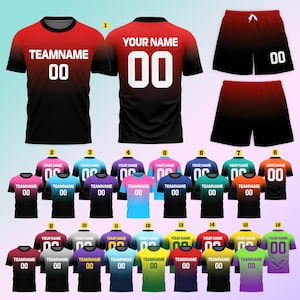 Puede incluir: Colección de camisetas y pantalones cortos deportivos en varios colores. Las camisetas presentan un diseño degradado con el nombre del equipo y el número. Los pantalones cortos son negros con degradado rojo. Cada camiseta tiene un esquema de color diferente.
