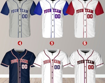 Op de afbeelding: Zes verschillende baseballshirts met de tekst "YOUR TEAM 00" op de voorkant. De shirts zijn in verschillende kleuren, waaronder wit, grijs, blauw en rood. De shirts hebben een knoopsluiting aan de voorkant en korte mouwen.