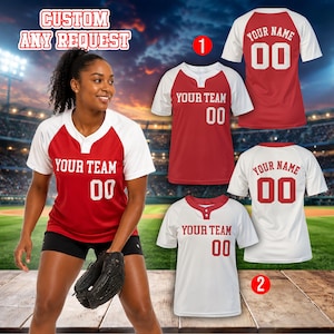 Può includere: Una maglia da baseball rossa e bianca con scollo a serafino, che presenta il testo YOUR TEAM e il numero 00 sul davanti. Il retro mostra il testo YOUR NAME e il numero 00. L'immagine include il testo CUSTOM ANY REQUEST.