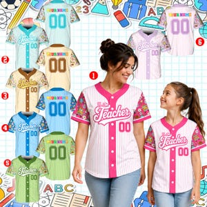 Puede incluir: Una colección de camisetas de béisbol con botones, rayas verticales, un logotipo 'Teacher' en cursiva y el número '00'. Las mangas muestran un patrón escolar colorido. Se muestran varias variaciones de color, incluyendo opciones en rosa, azul, verde y marrón.