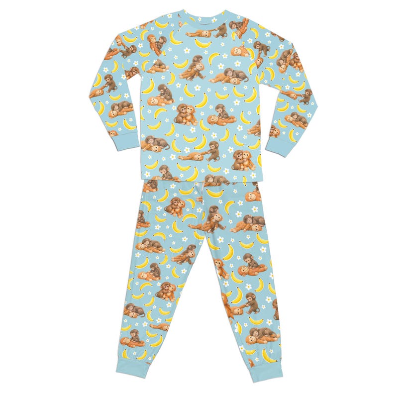 Puede incluir: Conjunto de pijama azul claro con un estampado repetido de monos marrones, pl&aacute;tanos amarillos y flores blancas. La parte superior de manga larga y los pantalones est&aacute;n hechos de un material suave. El pijama est&aacute; dise&ntilde;ado para la comodidad y una est&eacute;tica l&uacute;dica.