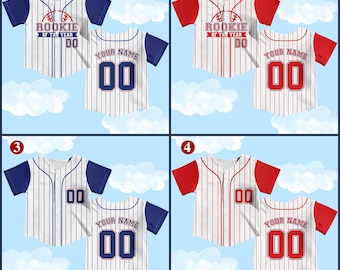 Puede incluir: Cuatro camisetas de béisbol con rayas blancas y rojas. Las camisetas tienen ribetes azules y rojos. Las camisetas tienen el texto "Rookie of the Year" y "Your Name" con un número en la parte delantera y trasera.