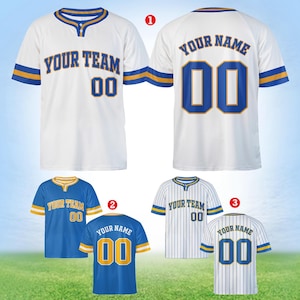 Può includere: Maglie da baseball bianche, blu e oro. Le maglie presentano "YOUR TEAM" e "YOUR NAME" con il numero "00". L'immagine mostra vari design di maglie, mostrando le viste anteriore e posteriore.