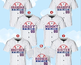 Könnte beinhalten: Set aus 7 Baseballtrikots mit weiß-blauem Streifenstoff. Die Trikots haben unterschiedliche Texte auf der Vorderseite, darunter "Oma des Rookies", "Opa des Rookies", "Papa des Rookies", "Mama des Rookies", "Bruder des Rookies", "Schwester des Rookies" und "Rookie des Jahres".