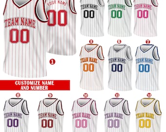 Puede incluir: Un conjunto de 12 camisetas de baloncesto con tejido a rayas blancas y rojas. Las camisetas tienen cuello en V y son sin mangas. Las camisetas son personalizables con un nombre de equipo y un número. Las camisetas están disponibles en una variedad de colores, incluyendo rojo, verde, naranja, azul, morado, rosa y amarillo.