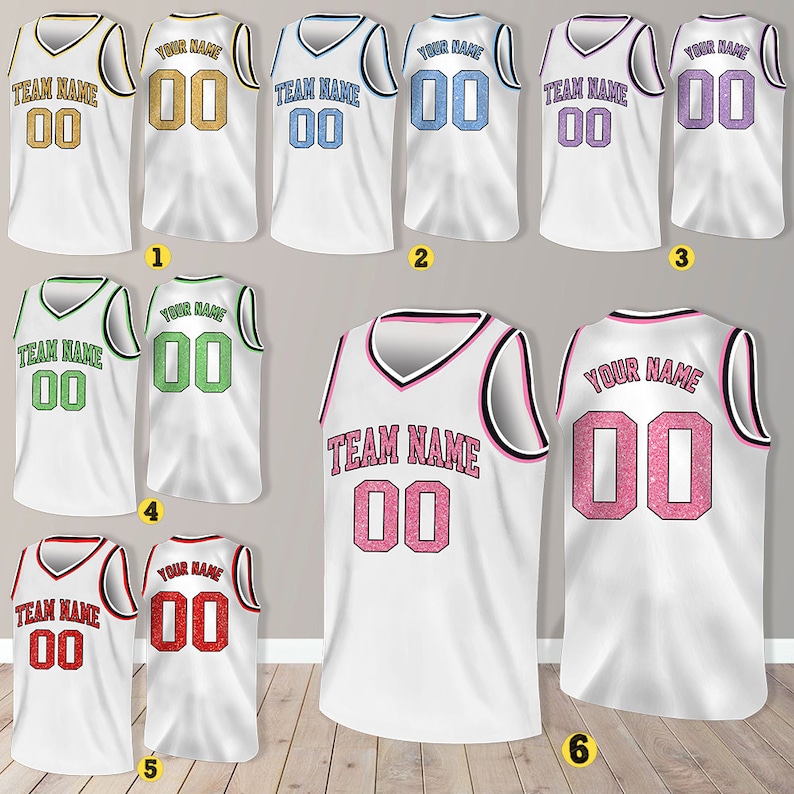 Puede incluir: Seis camisetas de baloncesto blancas con n&uacute;meros y texto de diferentes colores. Las camisetas tienen cuello en V y son sin mangas. Los n&uacute;meros son 00 y el texto dice "TEAM NAME" y "YOUR NAME".
