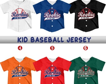 Puede incluir: Seis camisetas de béisbol de diferentes colores para niños con el texto "Rookie of the Year" y un gráfico de béisbol. Las camisetas son blancas, azules, negras, naranjas, rojas y verdes.