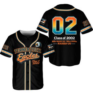 Op de afbeelding: Zwart honkbalshirt met oranje en witte accenten. De voorkant heeft de tekst "TURNER TECH Eagles Class of 2002" en een adelaarsafbeelding. De achterkant toont "02 Class of 2002" met de tekst "80s MADE US + 90s & 2000s - RAISED US".