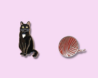 Alfiler de esmalte de gato negro y alfiler de bola de hilo, regalo de alfiler de novedad, alfiler de solapa de gato de esmoquin, regalos para amantes de los gatos, alfiler de gato negro, regalos únicos, joyas para gatos
