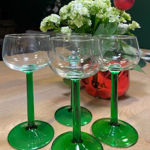 Set of 4 Luminarc Emerald Green Wine Glasses // Mid century vintage // France
