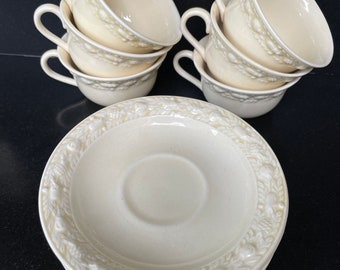 Vintage Royal Adams Ivory Titan Ware Patent 70566 "Della Robia" Pattern Set mit 6 Teetassen mit Untertassen 1920er Jahre