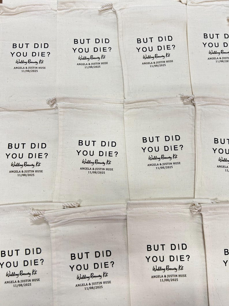 K&ouml;nnte beinhalten: Eine Sammlung von cremefarbenen Baumwollbeuteln mit Kordelzug, die mit schwarzem Text bedruckt sind: BUT DID YOU DIE? Wedding Recovery Kit, gefolgt von den Namen Angela & Justin Huse und dem Datum 11/08/2025, angeordnet in einem Raster.