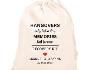 May include: A white cotton drawstring bag with the text "HANGOVERS only last a day MEMORIES last forever RECOVERY KIT LEANDER & LYSANNE 22 MEI 2025" printed on it. A red heart is printed between the names and the date.