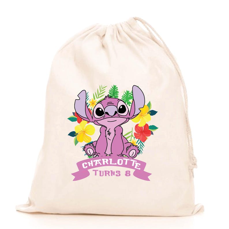 K&ouml;nnte beinhalten: Ein cremefarbener Kordelzugbeutel mit einer Grafik einer violetten au&szlig;erirdischen Figur, umgeben von bunten tropischen Blumen und gr&uuml;nen Bl&auml;ttern. Unter der Figur zeigt ein rosa Banner den Text CHARLOTTE Turns 8 in wei&szlig;er Schrift.