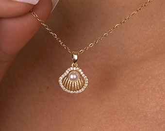 Collier pendentif perle coquillage : acier plaqué or, détail zircon