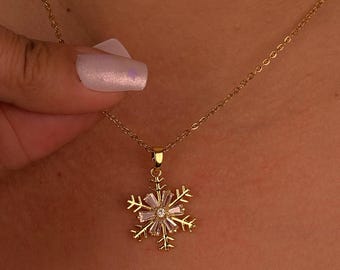 Collier flocon de neige minimaliste en or : pendentif à breloques hivernales