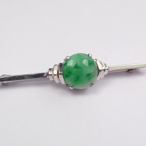 Antique Art Deco 9ct White Gold Moss-In-Snow Jade Burmese Jadite Bar Brooch Pin in vintage box. zdjęcie 2