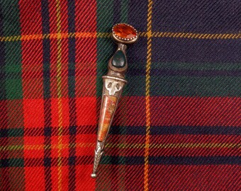 Broche de l'époque victorienne tardive en argent sterling et agate écossaise Highlanders Dirk pour kilt par Joseph Cook and Son