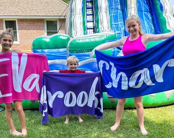 Gepersonaliseerde strandhanddoek Gepersonaliseerde naambadhanddoek Aangepaste zwembadhanddoek Strandhanddoek met naam buiten Verjaardag Vakantiecadeau picknickhanddoek