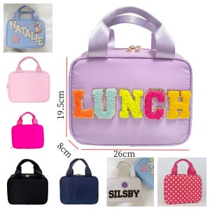 K&ouml;nnte beinhalten: Eine Auswahl an Lunch-Taschen in verschiedenen Farben, darunter Rosa, Schwarz, Marineblau und eine hellblaue Tasche mit einem Einhorn-Design. Die Haupttasche ist lavendelfarben, misst 26 cm in der L&auml;nge, 19,5 cm in der H&ouml;he und 8 cm in der Breite und tr&auml;gt das Wort "LUNCH" in bunten, strukturierten Buchstaben.