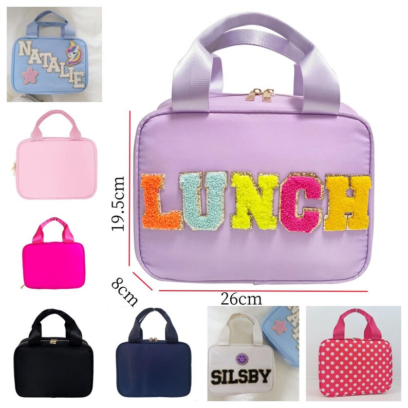 K&ouml;nnte beinhalten: Eine Auswahl an Lunch-Taschen in verschiedenen Farben, darunter Rosa, Schwarz, Marineblau und eine hellblaue Tasche mit einem Einhorn-Design. Die Haupttasche ist lavendelfarben, misst 26 cm in der L&auml;nge, 19,5 cm in der H&ouml;he und 8 cm in der Breite und tr&auml;gt das Wort "LUNCH" in bunten, strukturierten Buchstaben.
