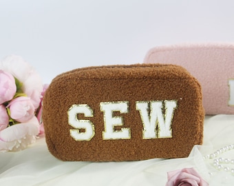 Personalizowana duża kosmetyczka Teddy Sherpa | Kosmetyczka z naszywką z literką Chenille | Spersonalizowana torba podróżna | Prezenty dla druhen | Torba z naszywką