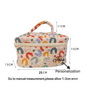May include: A quilted cosmetic bag with a colorful abstract pattern. The bag has a handle and a zipper closure. It measures 25 cm long, 15 cm high, and 15 cm wide. The handle is 11 cm high. The bag has the text "today, mood feel the warm."