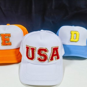 Gorra de camionero con parche de letras de chenilla roja y dorada con purpurina personalizada para adultos, estilo universitario, de espuma, con parte trasera de malla y ajustable