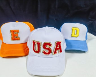 Gorra de camionero con parche de letras de chenilla roja y dorada con purpurina personalizada para adultos, estilo universitario, de espuma, con parte trasera de malla y ajustable