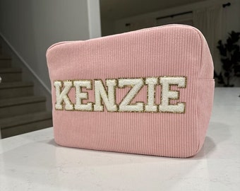 Borsa per il trucco in velluto a coste cucita-Preppy-Regalo personalizzato-Regalo da damigella d'onore-Tribù della sposa-Borsa da sposa-Borsa monogramma-Regalo di anniversario-Patch in ciniglia