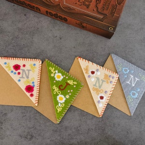 Marcadores de fieltro bordados personalizados / Marcadores de esquina hechos a mano con letras / Juego de marcadores de fieltro con letras y flores de 4 estaciones