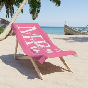 Asciugamano da spiaggia personalizzato Mr. & Mrs., asciugamano personalizzato con nome Mrs., regalo per la sposa appena sposata, regalo di nozze, regalo per la luna di miele, asciugamano per addio al nubilato