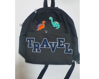 Zaino piccolo in nylon personalizzato personalizzato per ragazzo in età prescolare con simpatica toppa T-rex per l'asilo. Il miglior regalo di compleanno con palline di dinosauro