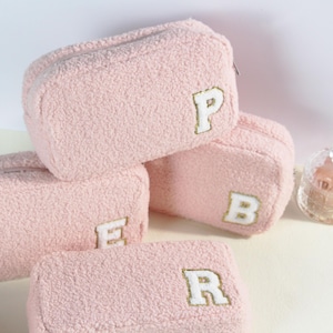 Bolsa de cosméticos grande personalizada con diseño de osito de peluche Sherpa / Bolsa de maquillaje con parche de letras de chenilla / Bolsa de viaje personalizada / Regalos de dama de honor cosidos