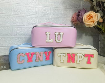 Personalizowana kosmetyczka nylonowa z monogramem | spersonalizowana kosmetyczka | spersonalizowany prezent dla niej, prezent dla druhny, makijaż podróżny