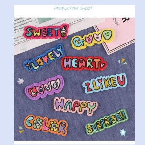Niedliche lustige Bügelbilder - Happy, Love, Sweety, Good, gestickt zum Aufnähen / aufbügeln Jeans Taschen Kleidung Transfer, Abzeichen