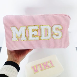 Regalo de dama de honor Bolsa de maquillaje de pana Parches de letras Bolsas cosméticas Bolsa de bolsa de pana, Bolsas para parches, Bolsas de aseo, Estuches de viaje de verano