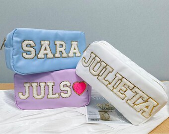 パーソナライズされたシェニールパッチナイロンメイクアップバッグ、カスタムトイレタリーポーチ、文字刺繍