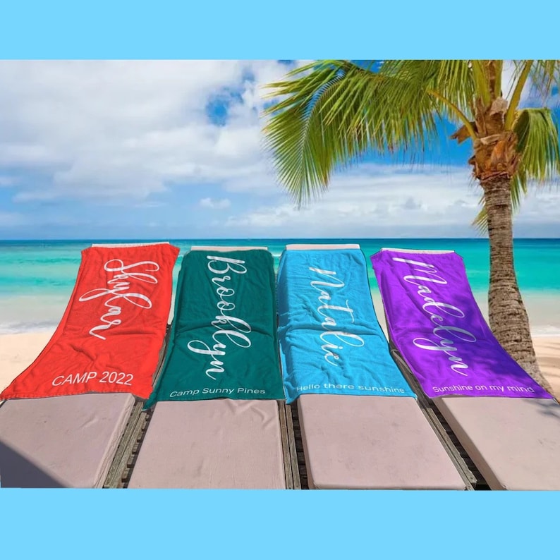 Pu&ograve; includere: Quattro asciugamani da spiaggia con nomi personalizzati, "Brooklyn", "Slylar", "Natalic" e "Madelyn", sono esposti su sedie da spiaggia. Gli asciugamani sono di diversi colori: verde, rosso, blu e viola. Gli asciugamani hanno del testo su di loro, come "Camp Sunny Pines" e "Hello tharo sunshine".