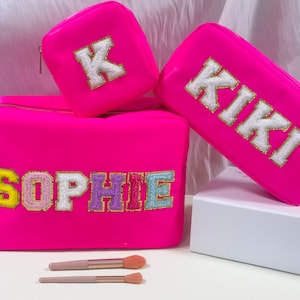 Ein SET Nylon Kosmetiktasche - Makeup Tasche - Reisetasche - Tasche mit Patch- Maßgeschneiderte Tasche - Brautjungfer Geschenk - Abschlussgeschenk - College Tasche - Spieltag